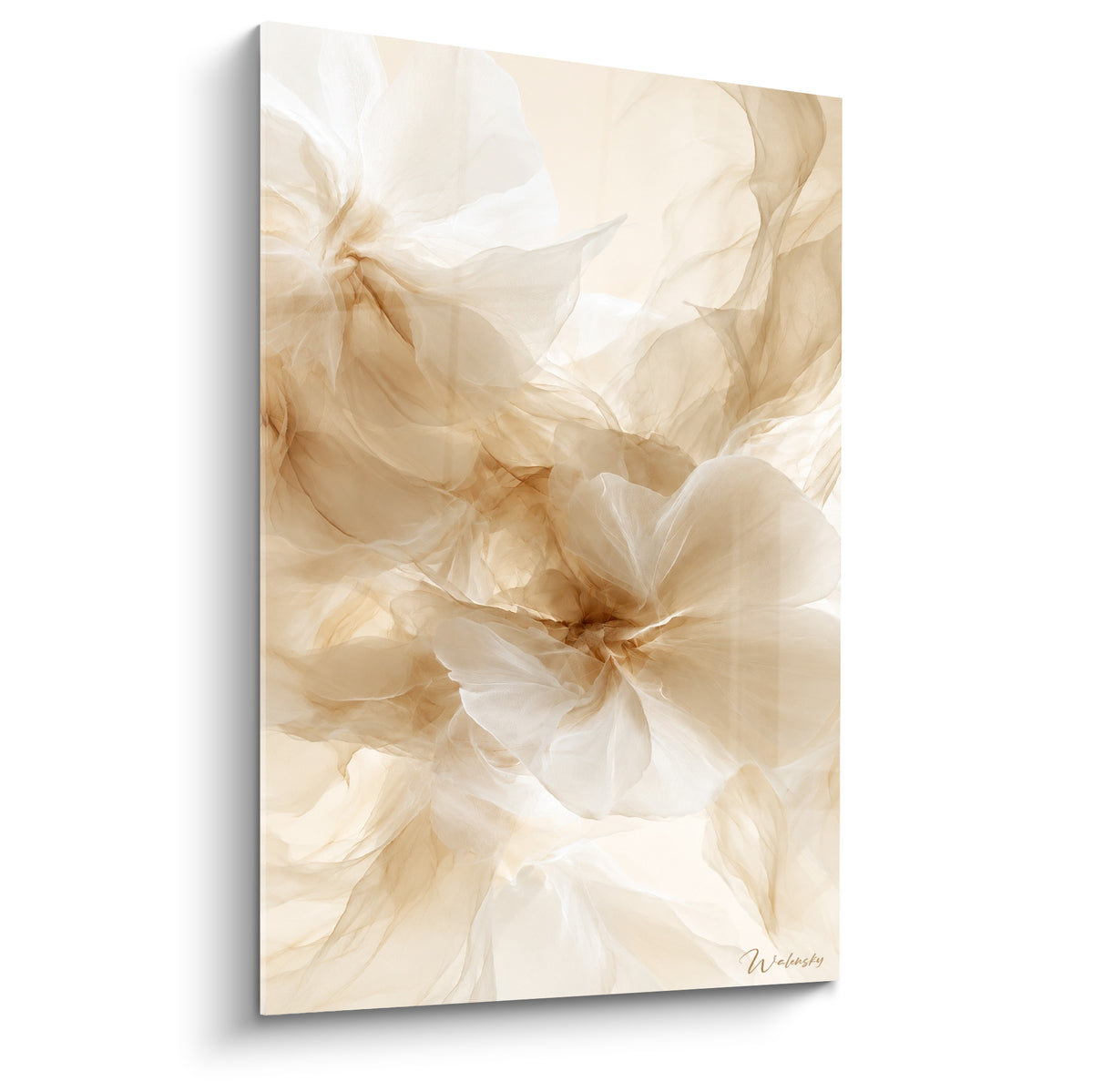 Tableau fleur abstraite beige et blanc aux pétales translucides superposés en pleine lumière