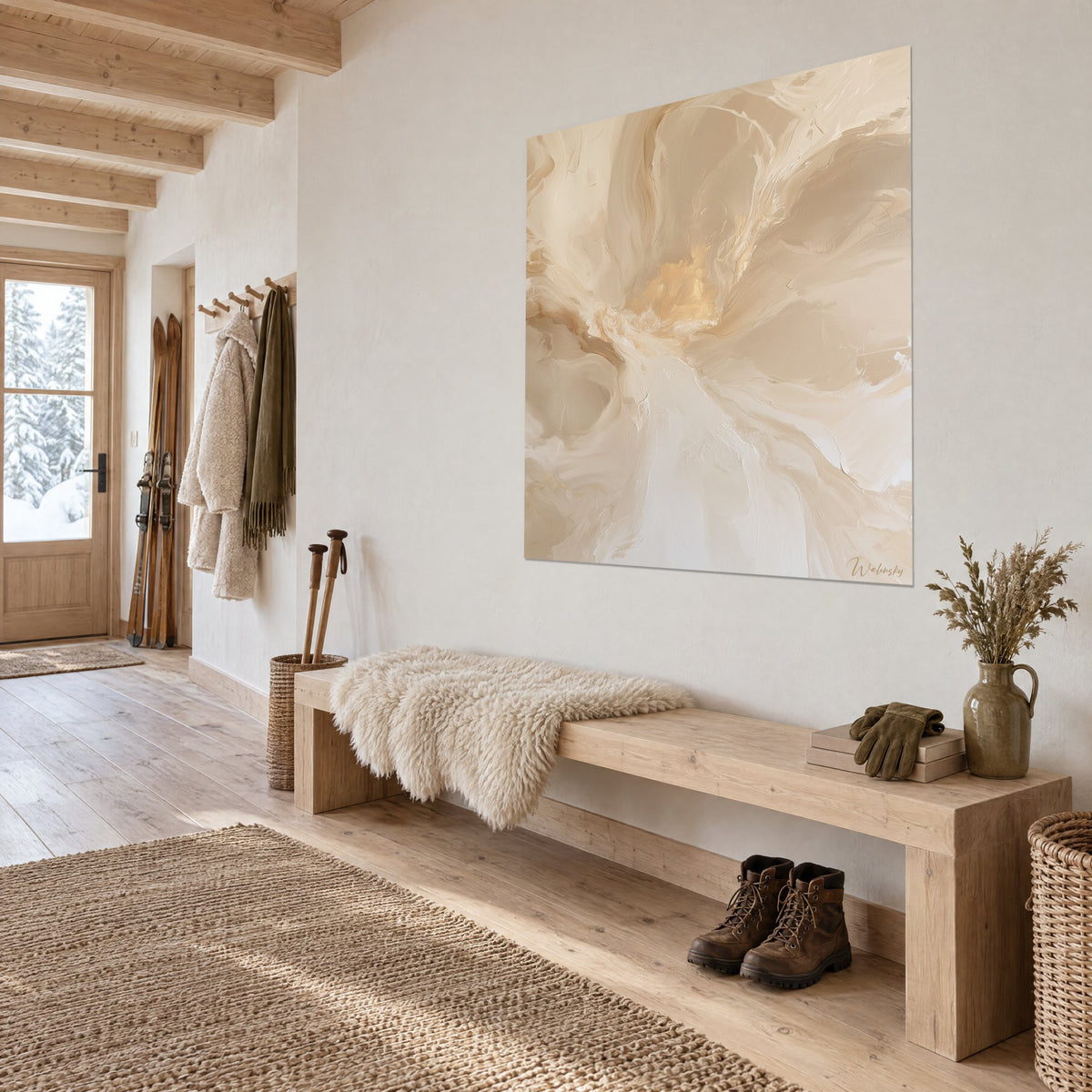 Tableau fleur abstraite en empâtements ivoire et beige, cœur d'or pâle, près d'un banc en bois clair dans une entrée de chalet