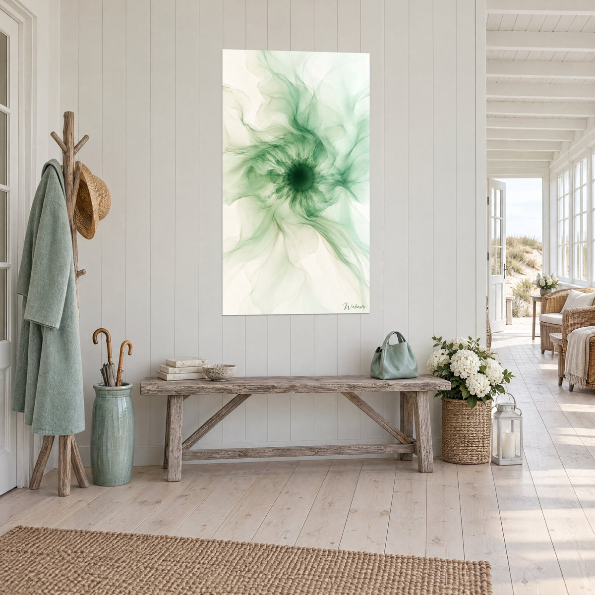 Tableau fleur abstraite aux volutes vert jade et crème autour d'un cœur sombre, dans une entrée en bois blanchi