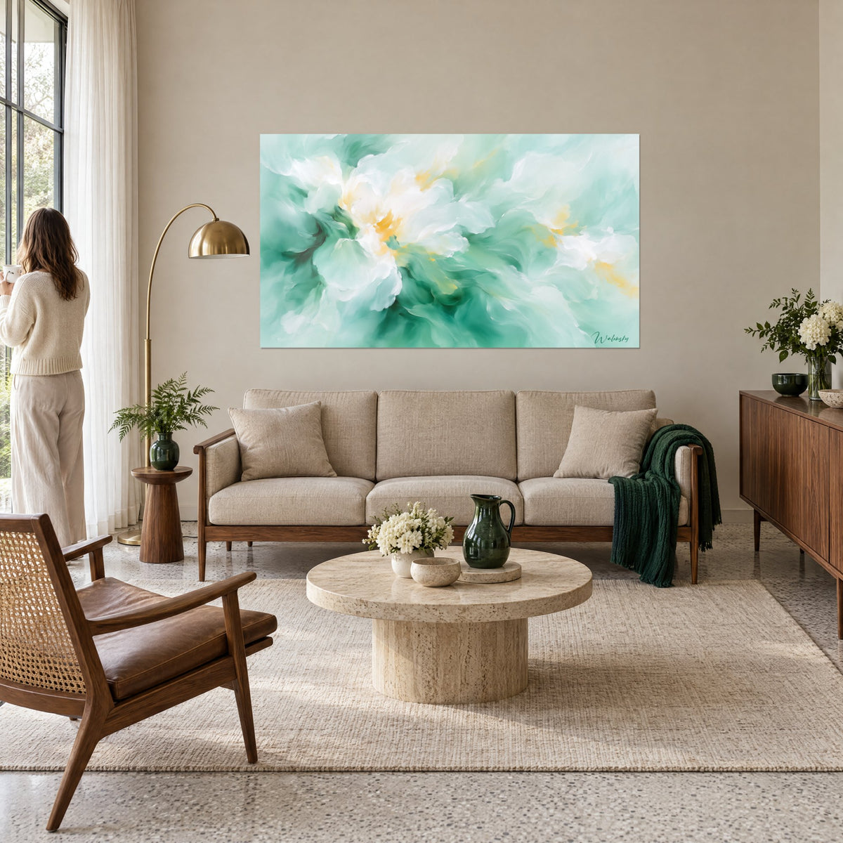 Tableau pivoines blanches éclosion sur fond vert menthe, cœur jaune doré, au-dessus d'un canapé dans un salon lumineux