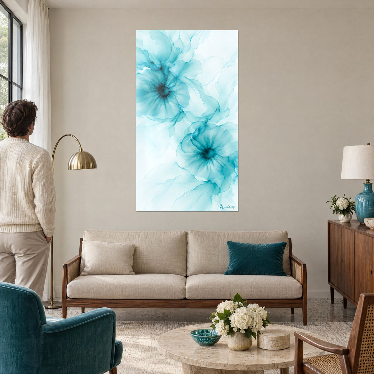 Tableau fleurs d'encre jumelles turquoise et blanc, cœurs sombres, accroché sur un mur beige au-dessus d'un canapé dans un salon lumineux