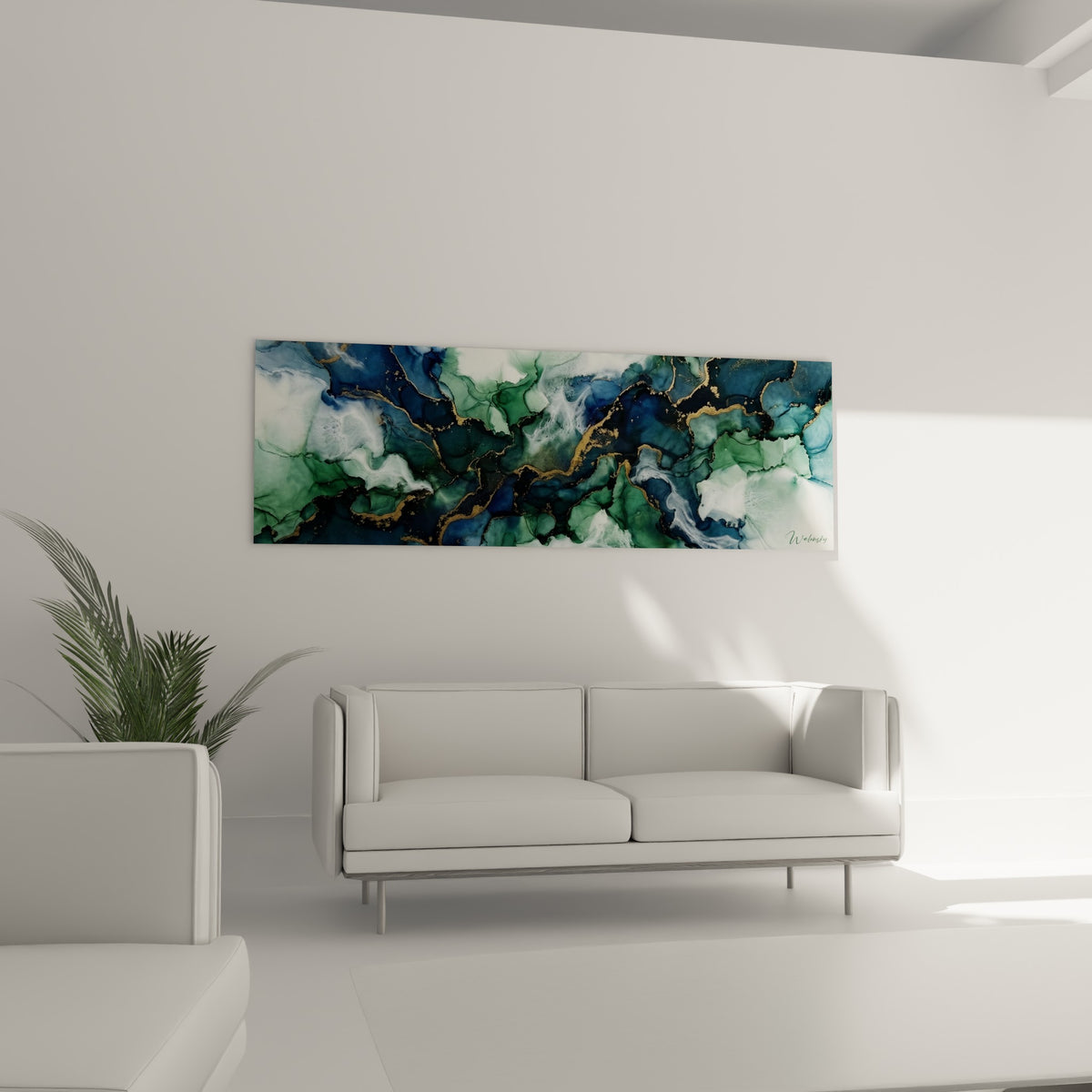 Vagues abstraites bleu nuit et vert émeraude striées d'or, abstrait moderne au-dessus d'un canapé dans un salon lumineux