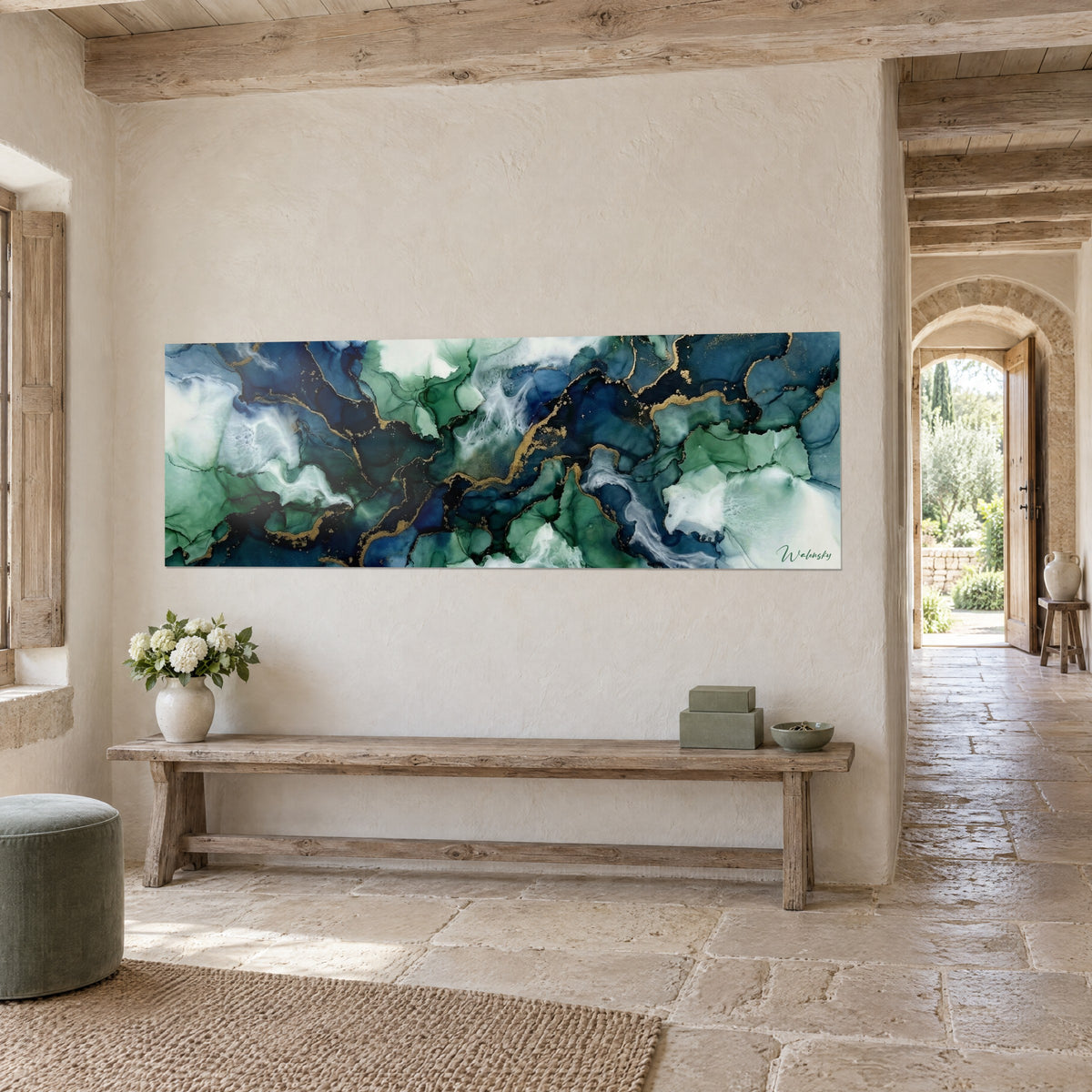 Tableau panoramique d'ondulations indigo et vert sauge cernées de filets dorés, mur de pierre claire, banc en bois