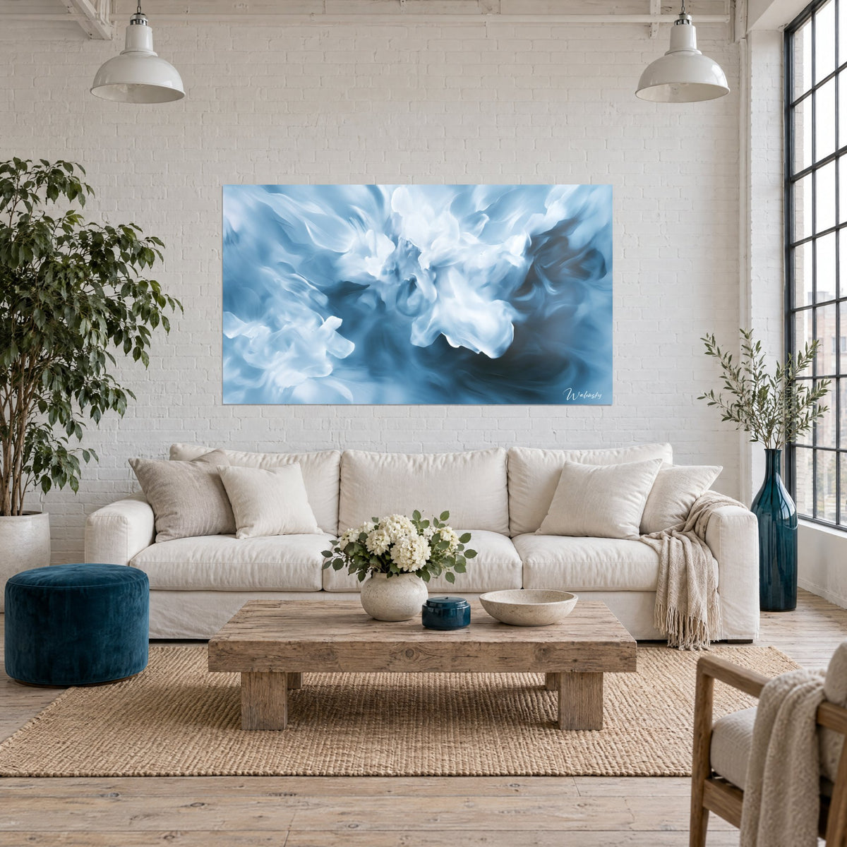 Tableau volutes de fumée bleu acier et blanc neigeux, peinture fluide, au-dessus d'un canapé dans un salon lumineux