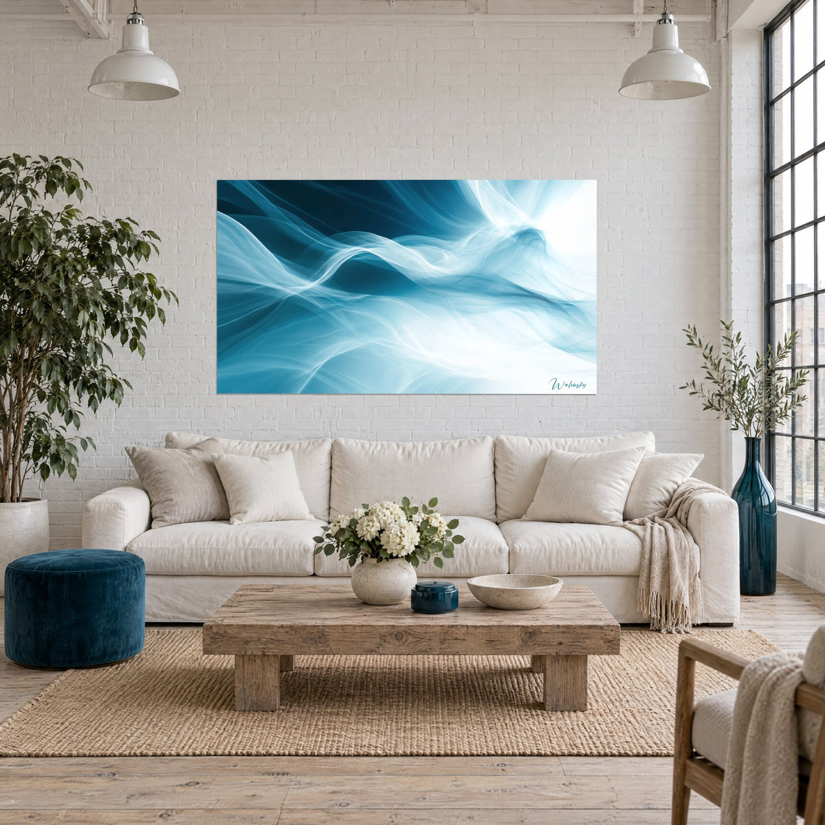 Tableau volutes de fumée turquoise sur fond bleu nuit, voiles blancs translucides, au-dessus d'un canapé dans un salon lumineux