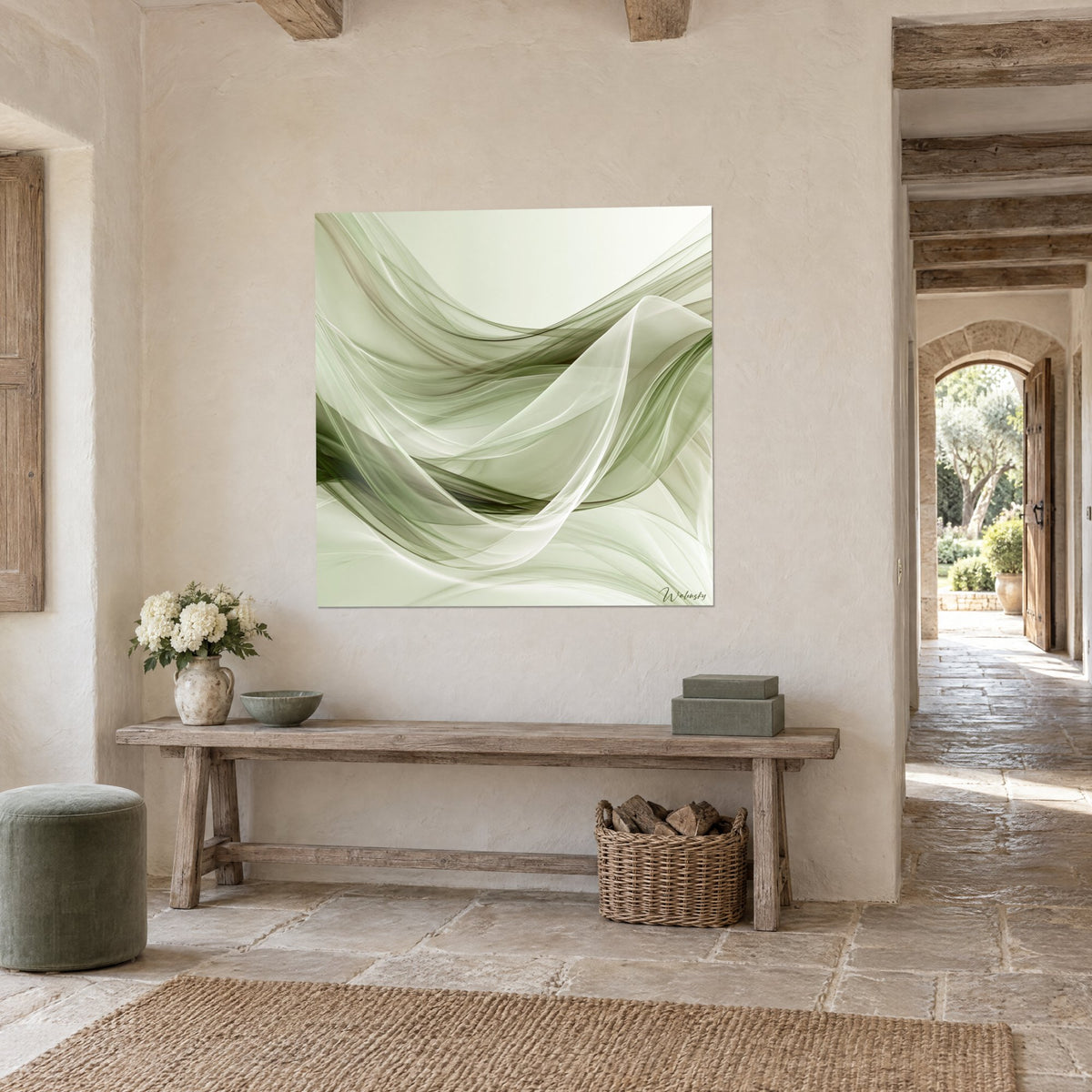 Tableau drapé de gaze flottante aux courbes sauge et ivoire, sur un mur crépi beige, près d'une arche en pierre dorée