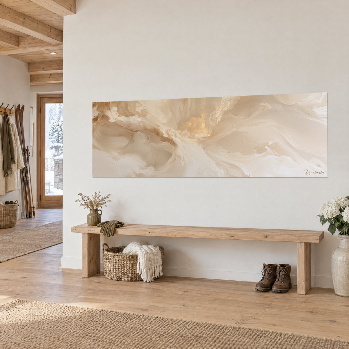 Schilderij met materiaalgolving in ivoor en zand, gouden centrale gloed, op een witte muur boven een lichte houten bank, van opzij gezien