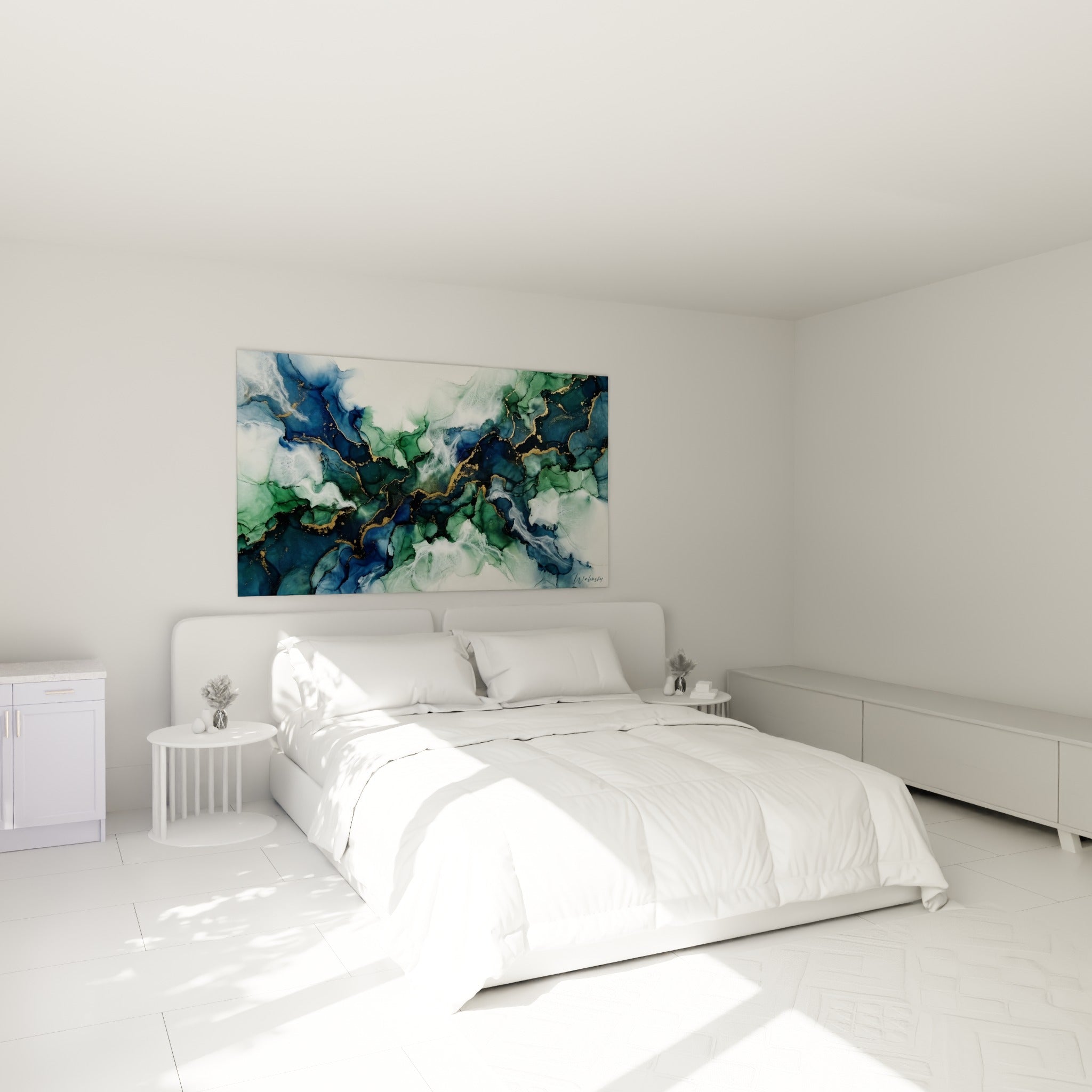 Vagues bleu marine et vert sauge veinées d'or de ce tableau abstrait moderne au-dessus d'un lit dans une chambre claire