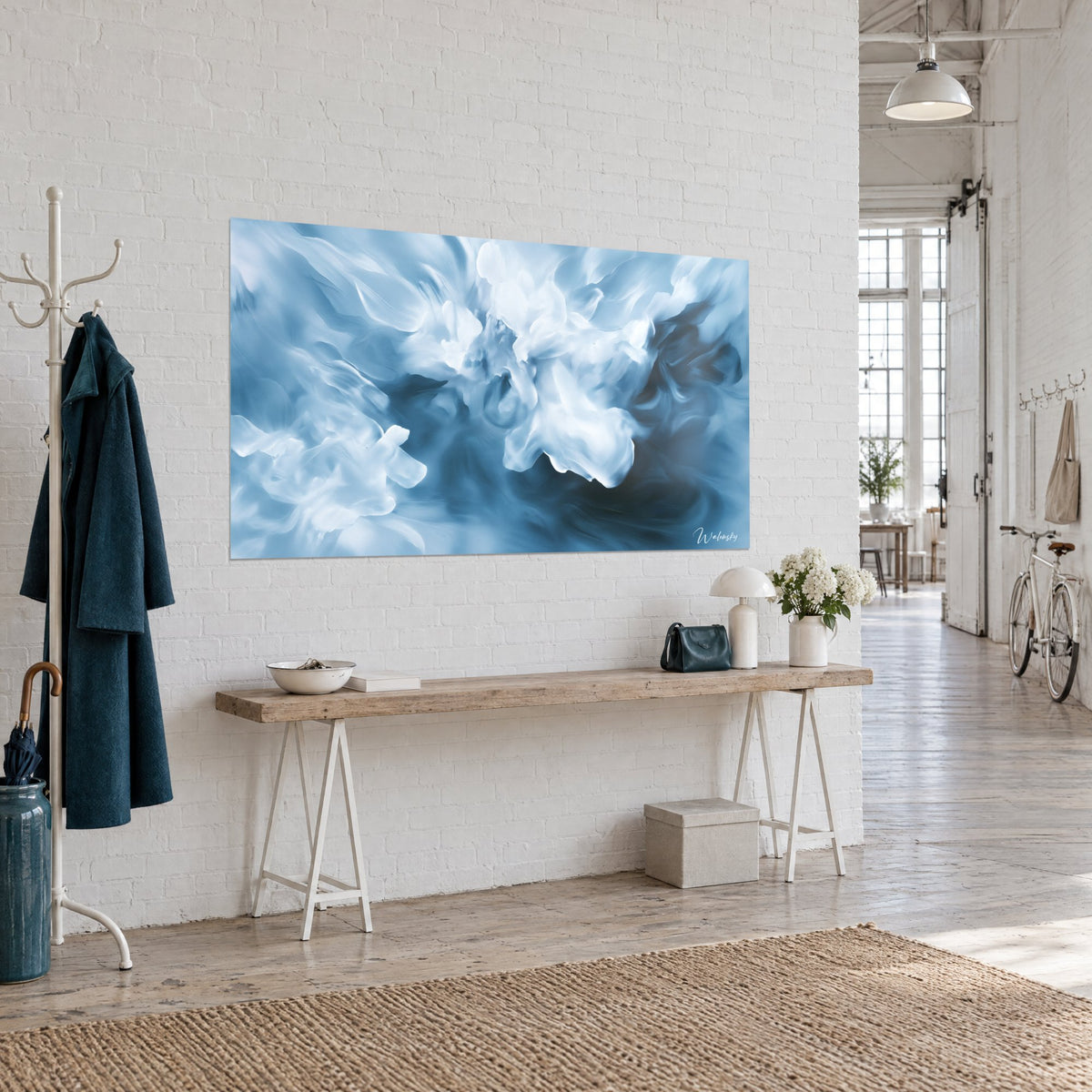 Tableau nuage ivoire tourbillonnant sur fond bleu marine, accroché au-dessus d'une console en bois, loft d'artiste
