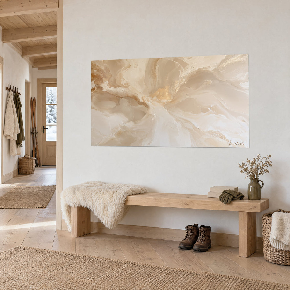Tableau onde de crème et de sable aux reflets dorés, crêtes en relief, au-dessus d'un banc en bois dans l'entrée du chalet