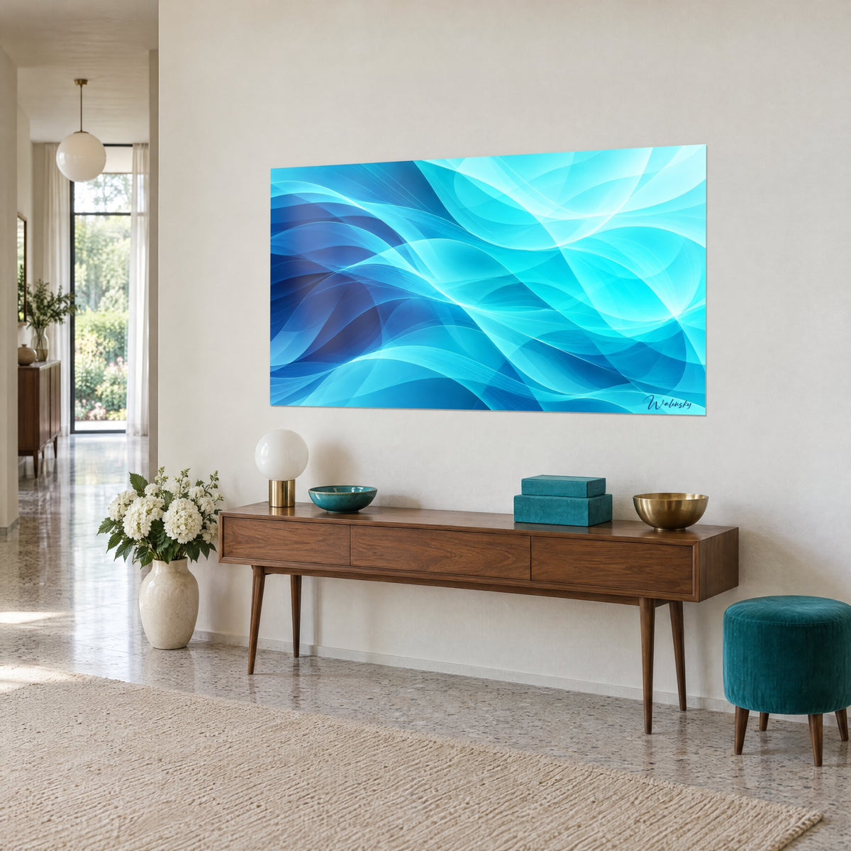 Tableau d'ondulations translucides turquoise et bleu nuit sur un mur beige, vu de trois-quarts, au-dessus d'une console en bois