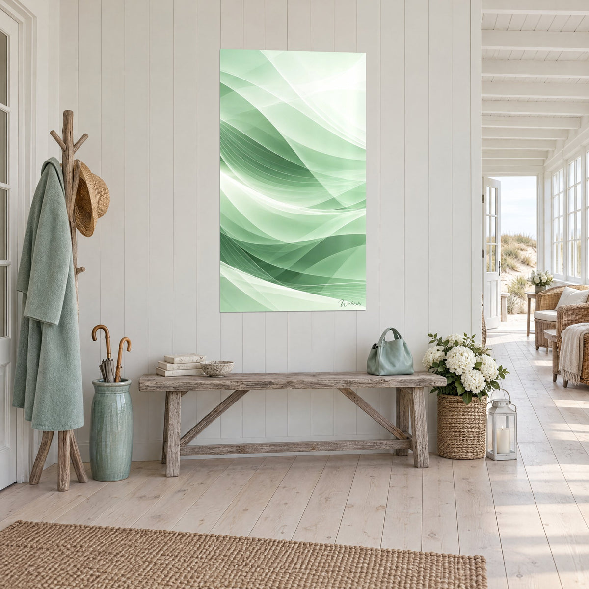 Tableau ondulations soyeuses menthe et blanc pur, lignes fines entrecroisées, sur cloison de bois blanc près d'un couloir ensoleillé