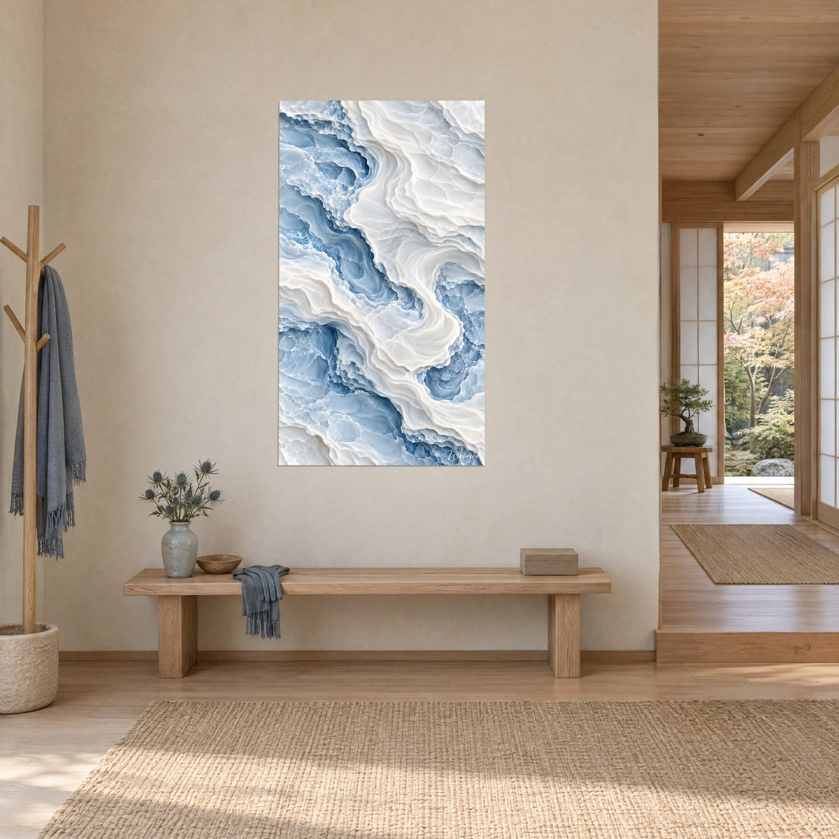 Tableau strates d'onyx ondulantes bleu ciel et ivoire, vue de trois-quarts, banc en bois, dans une entrée japandi