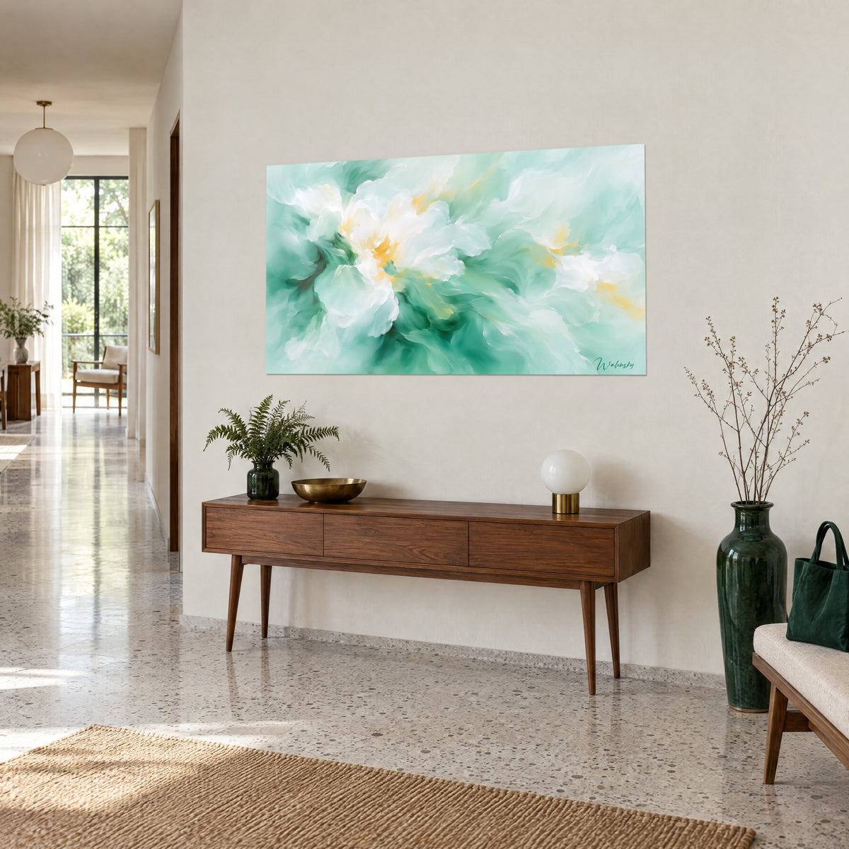 Tableau abstraction florale aux pétales ivoire et vert émeraude, touches safran, sur une console en bois, couloir clair