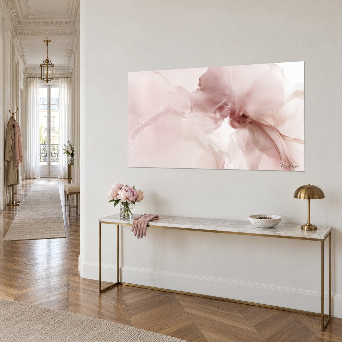 Quadro petali traslucidi rosa pallido e malva, cuore lampone al centro, sopra una consolle in ottone e marmo