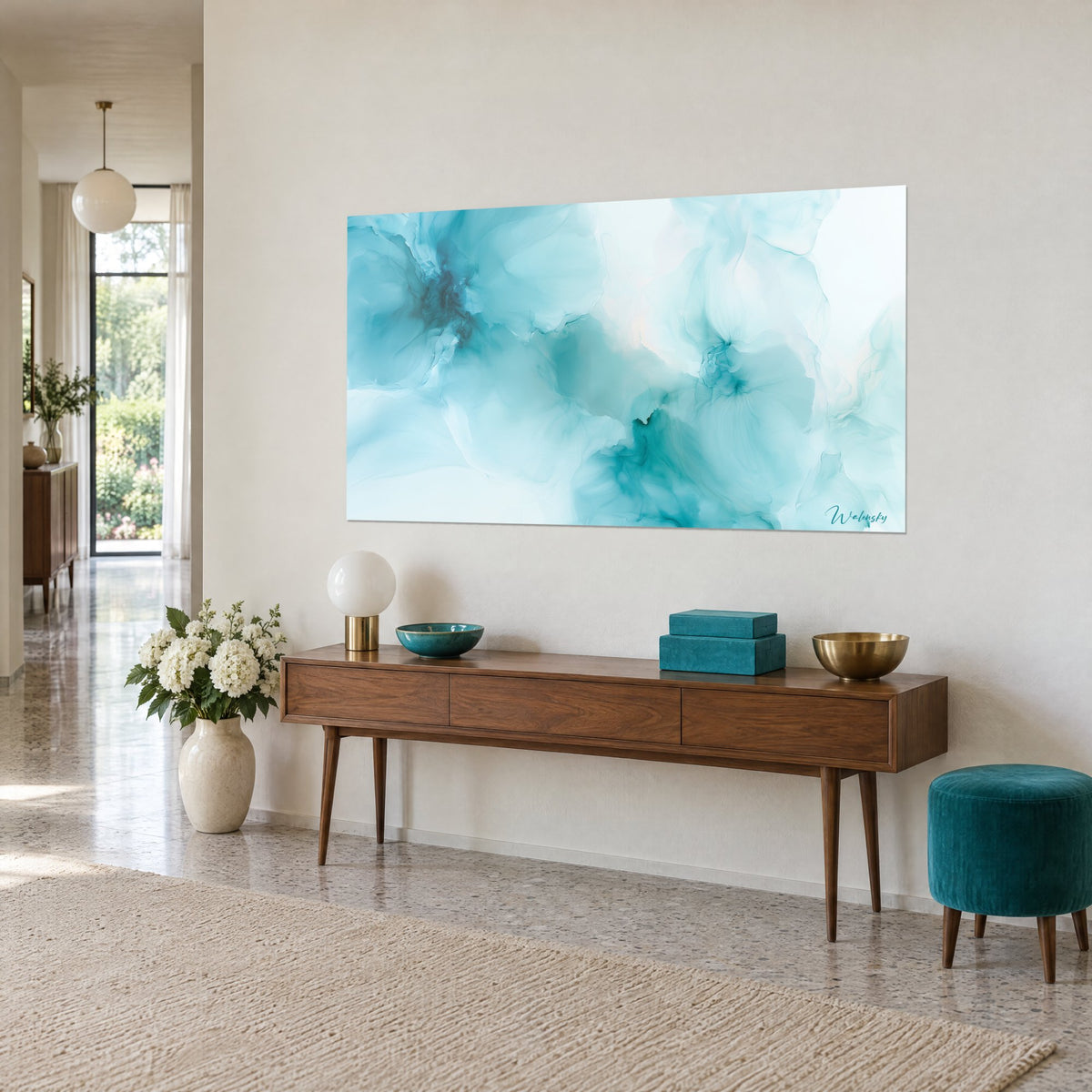 Tableau fleurs d'alcool ink aux pétales translucides, turquoise et blanc nacré, sur un mur beige, vue de trois-quarts, console en bois