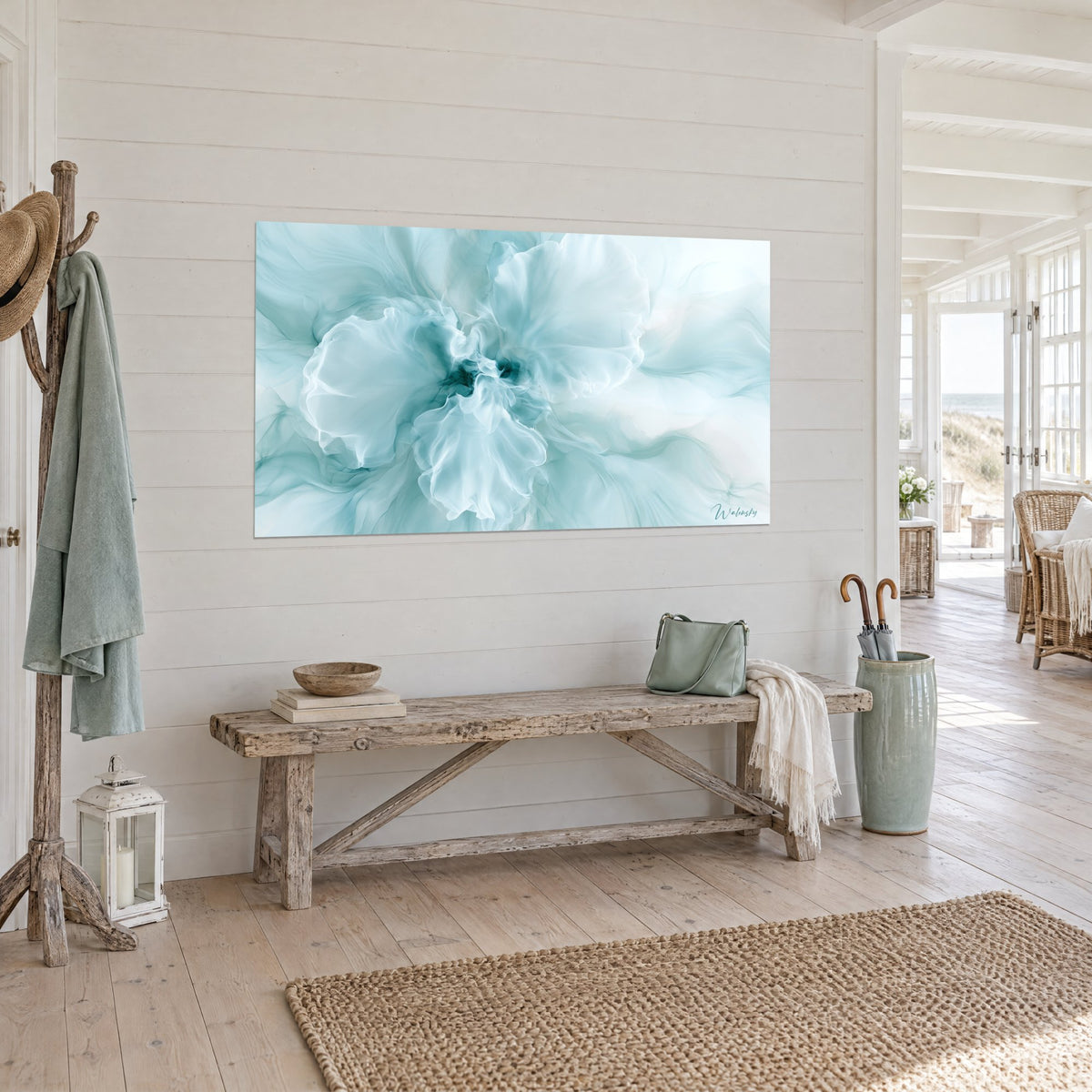 Tableau fleur éthérée blanc et bleu glacier, volutes de fumée aux reflets turquoise, en trois-quarts sur mur lambrissé de maison côtière
