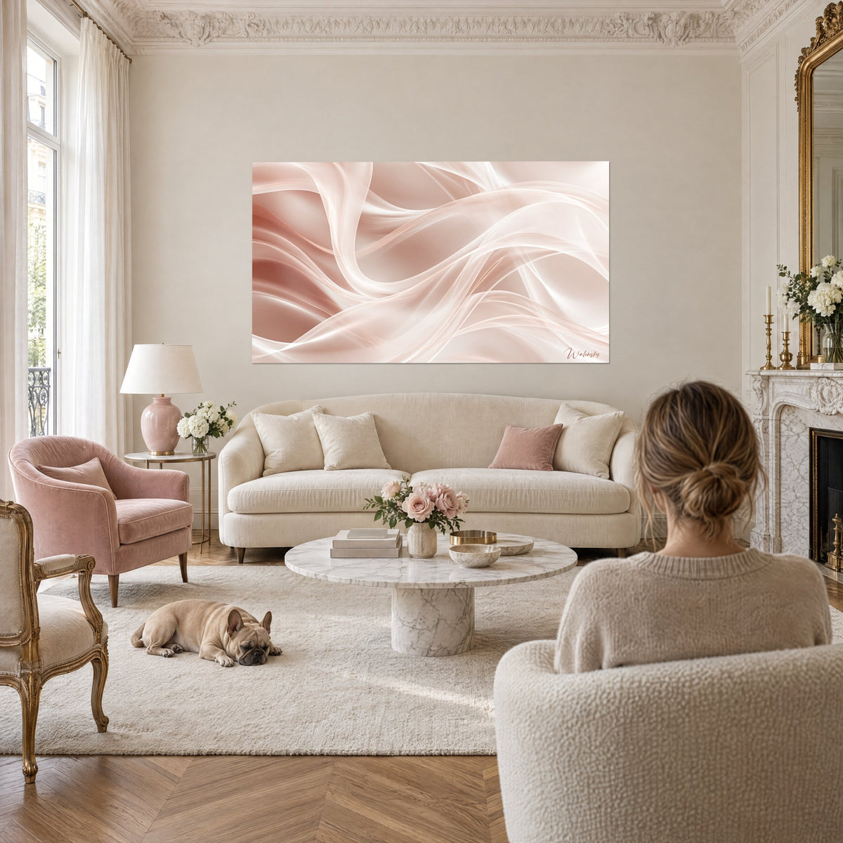 Tableau rubans de soie ondulants rose poudré et blanc nacré, femme de dos et bulldog, au-dessus d'un canapé dans un salon lumineux