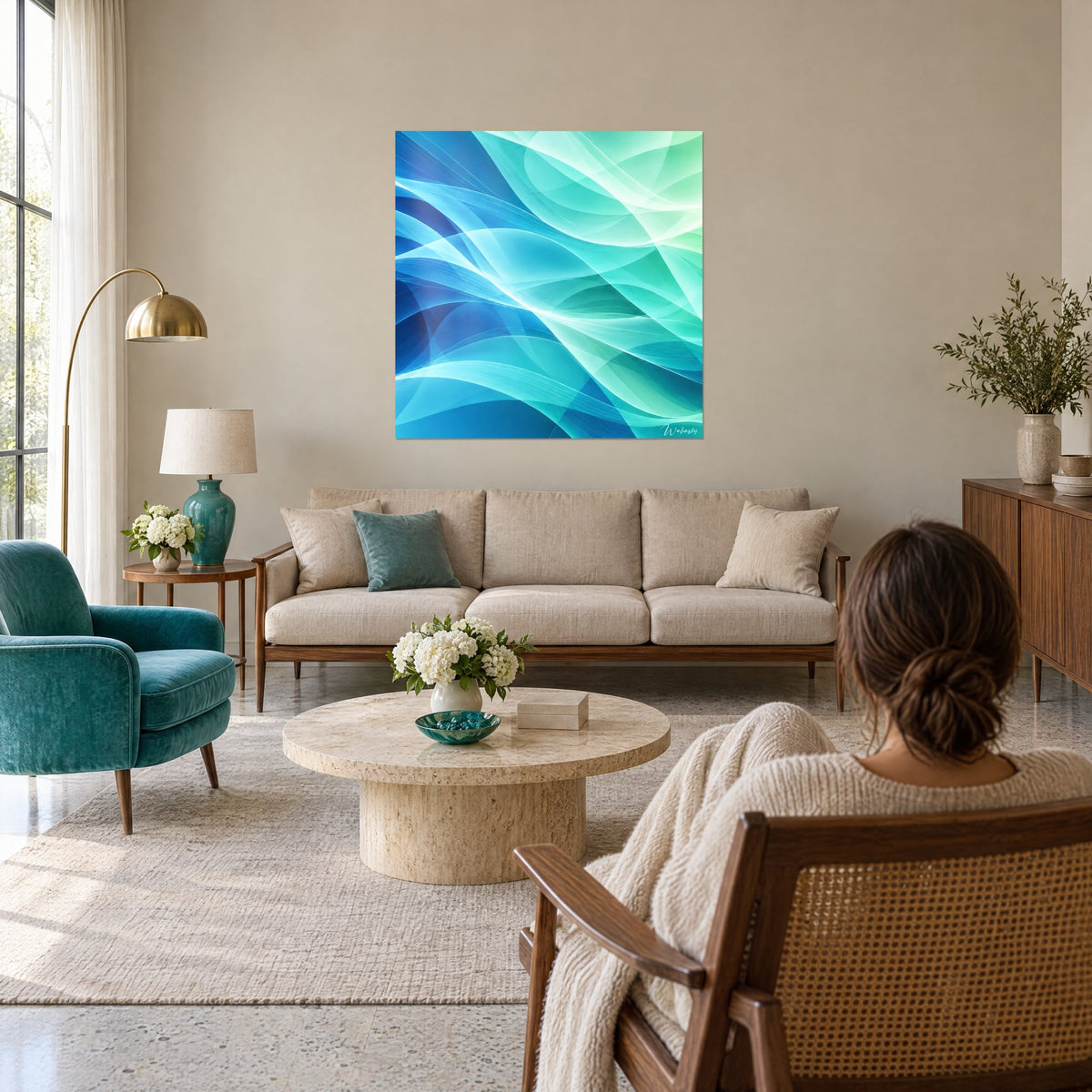 Tableau rubans translucides turquoise et menthe ondulant, accroché au-dessus d'un canapé dans un salon lumineux