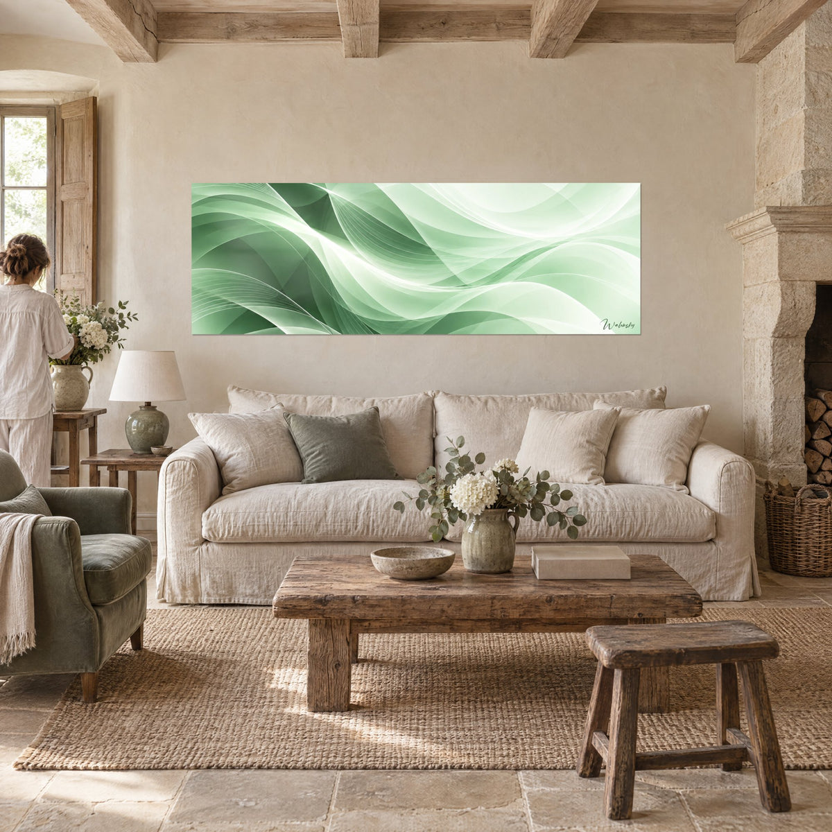 Schilderij vloeiende linten in saliegroen en parelmoerwit, panoramisch boven een bank in een lichte woonkamer