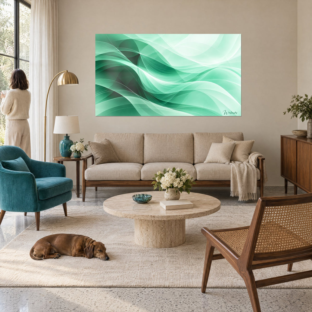 Tableau ondes vert sauge et blanc nacré aux courbes translucides, face à deux personnes de dos, au-dessus d'un canapé dans un salon lumineux
