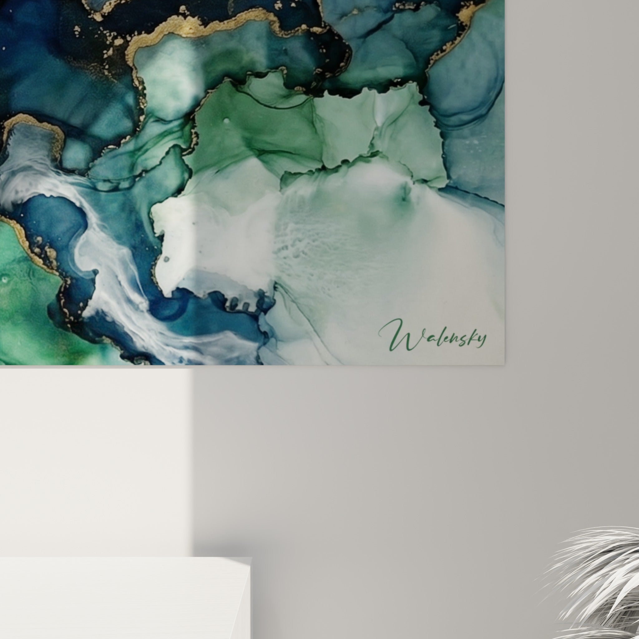 Empâtements dorés se mêlant aux dégradés bleu marine et vert émeraude, grain fluide de l'impression abstrait moderne