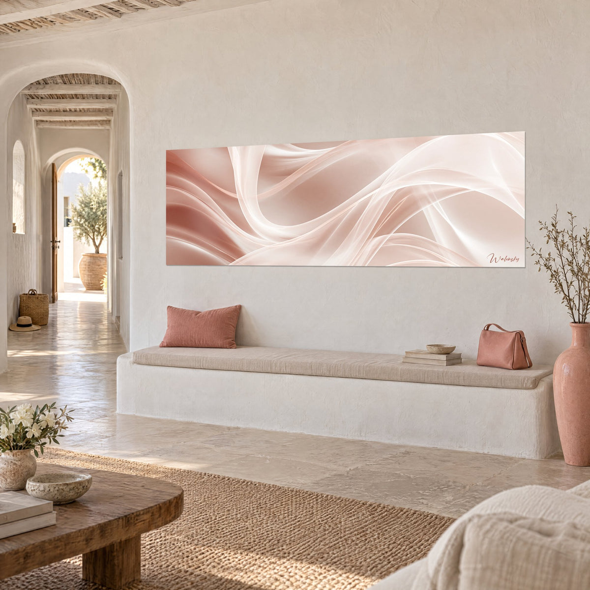Tableau drapé de soie ondulant, rose pâle et ivoire, vu en trois-quarts sur un mur crépi blanc, banquette en pierre