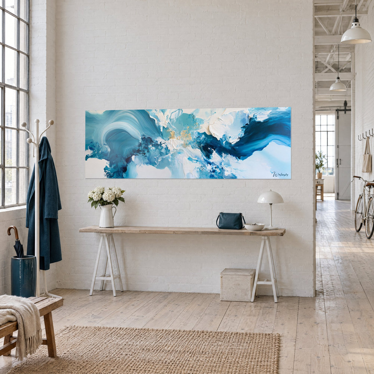 Tableau tourbillon d'eau bleu pétrole et ivoire, empâtements blancs et paillettes d'or, accroché au-dessus d'une console en bois