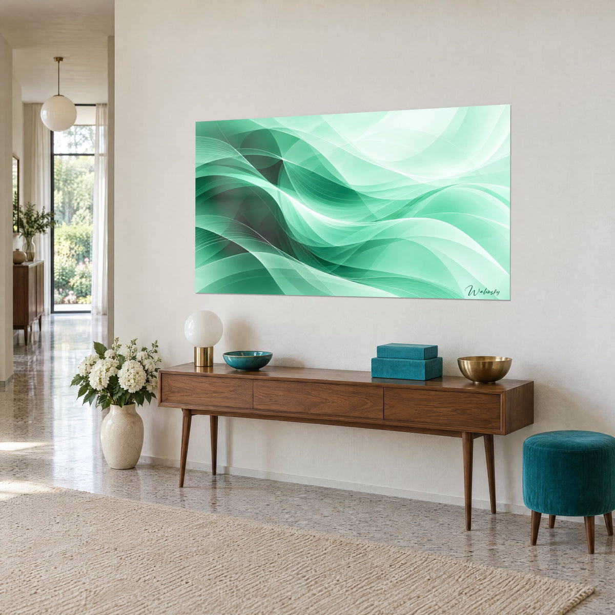 Tableau voiles soyeux émeraude et menthe pâle, filets blancs croisés, sur un mur beige au-dessus d'un buffet en noyer
