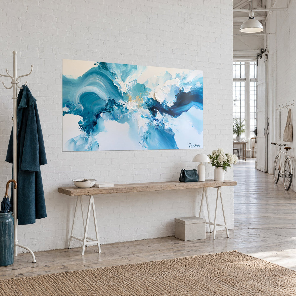 Tableau déferlante abstraite bleu marine et blanc crème, empâtements épais, accrochée près d'une console en bois, loft