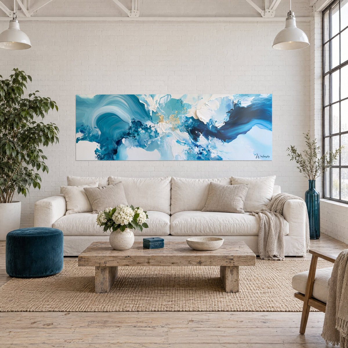 Tableau vague turquoise déferlante et écume blanche, éclats dorés au centre, au-dessus d'un canapé dans un salon lumineux
