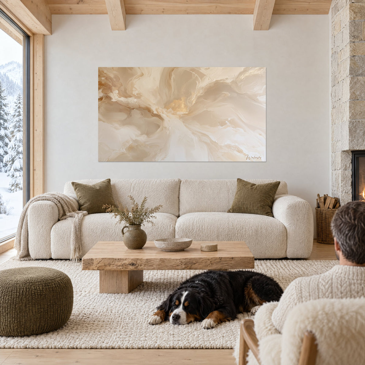 Tableau vagues marbrées beige et doré, éclat d'or au centre, dans un salon de chalet au-dessus d'un canapé dans un salon lumineux