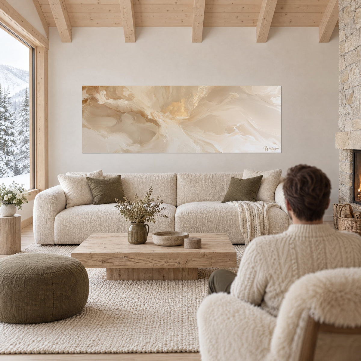 Schilderij met gemarmerde golven in beige en goud met romige verflagen, stel van achteren, boven een bank in een lichte woonkamer