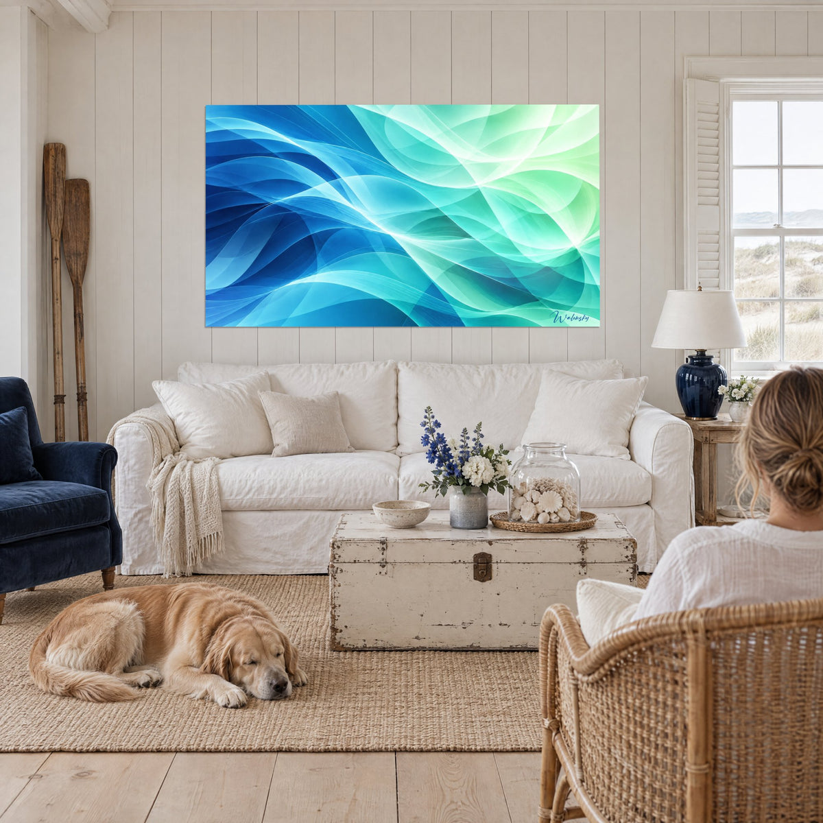 Tableau vagues fluides cobalt et menthe, rubans translucides en diagonale, au-dessus d'un canapé dans un salon lumineux