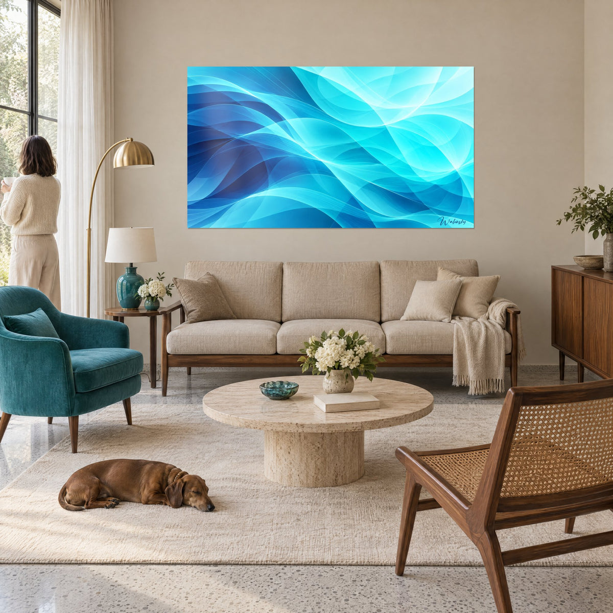 Tableau vagues fluides bleu marine et turquoise, voiles translucides, femme de dos et teckel, au-dessus d'un canapé dans un salon lumineux
