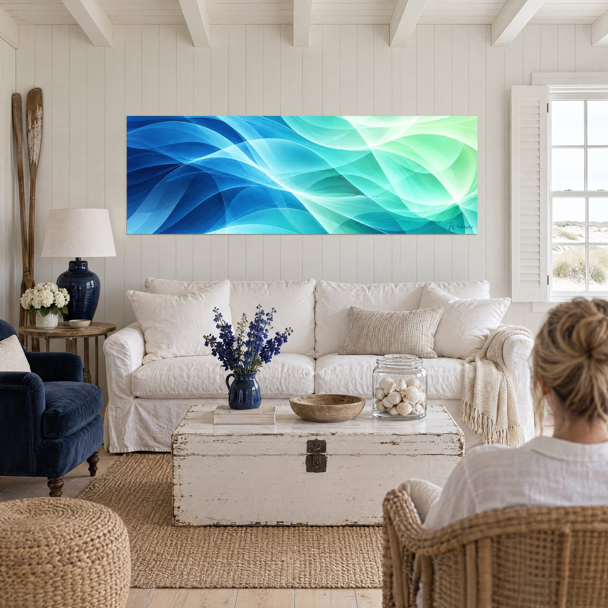 Tableau rubans de lumière turquoise et vert menthe fondus dans un bleu marine, au-dessus d'un canapé dans un salon lumineux