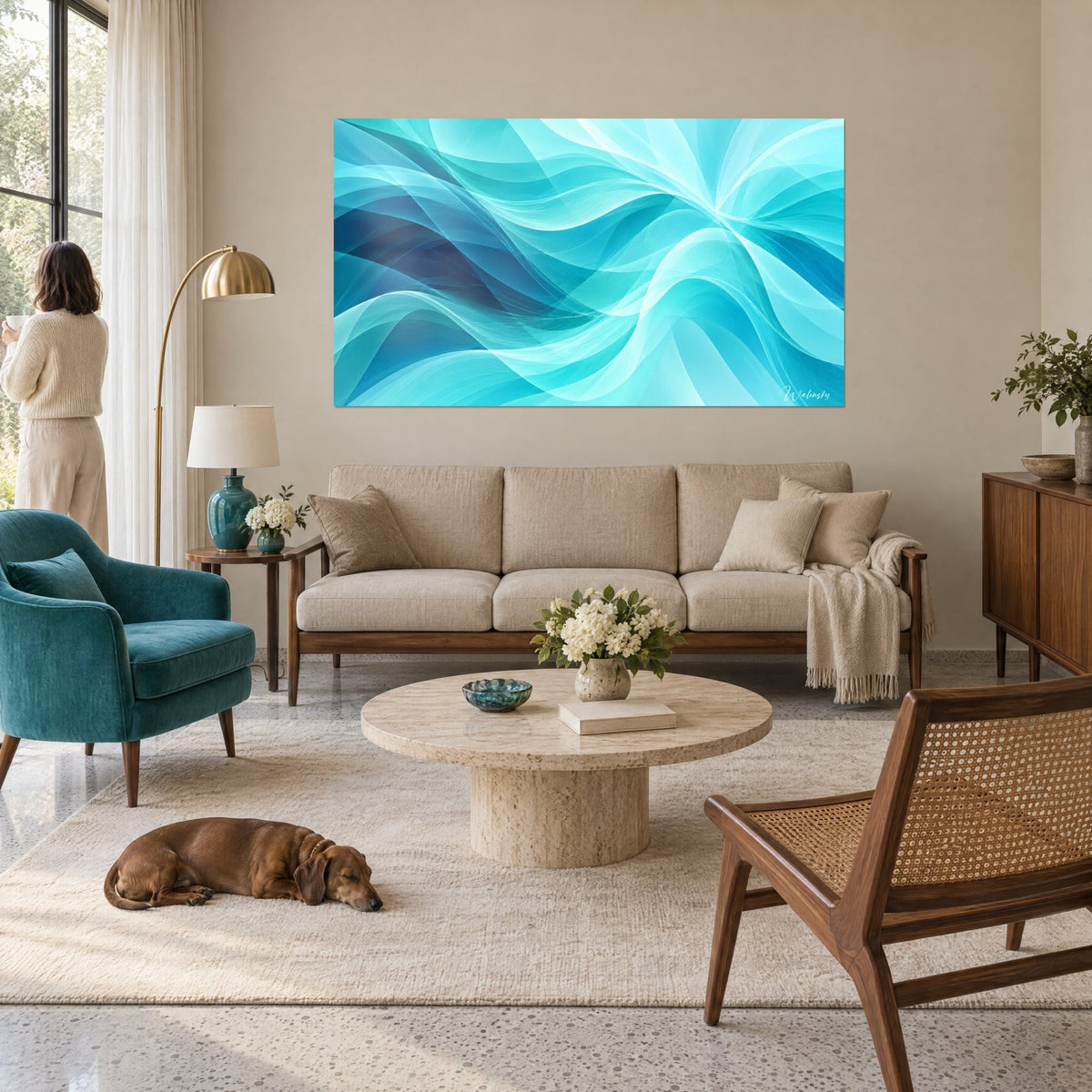 Tableau rubans ondulants turquoise et bleu marine rayonnant vers un point clair, au-dessus d'un canapé dans un salon lumineux