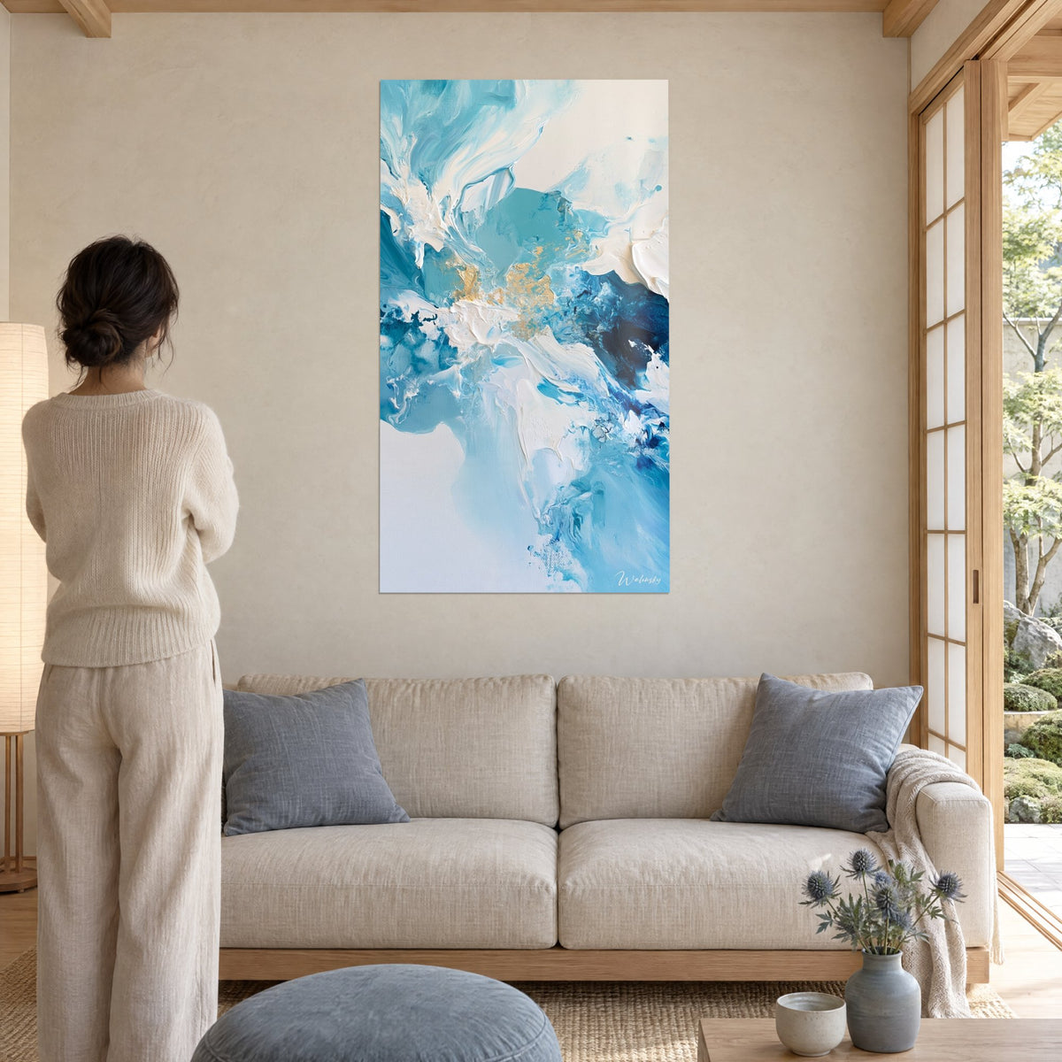 Tableau vagues d'écume turquoise et blanc crème, éclats cuivrés au centre, au-dessus d'un canapé dans un salon lumineux