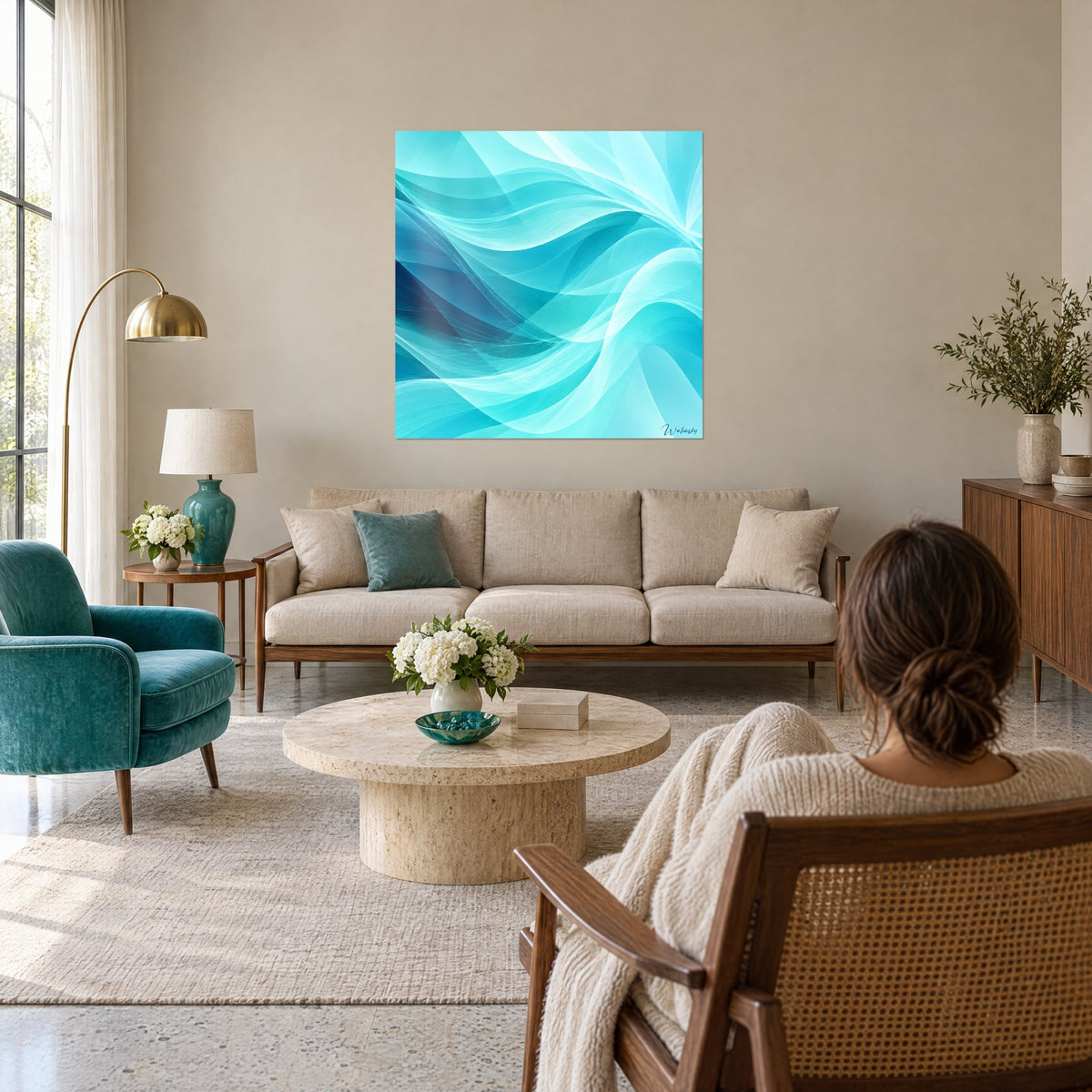 Tableau vagues fluides turquoise et bleu marine, voiles translucides, femme de dos, au-dessus d'un canapé dans un salon lumineux