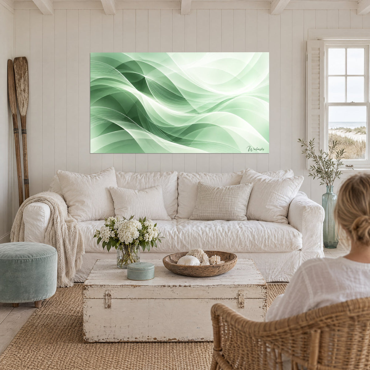 Tableau vagues drapées vert sauge et blanc satiné, voiles entrelacés en fines lignes, au-dessus d'un canapé dans un salon lumineux