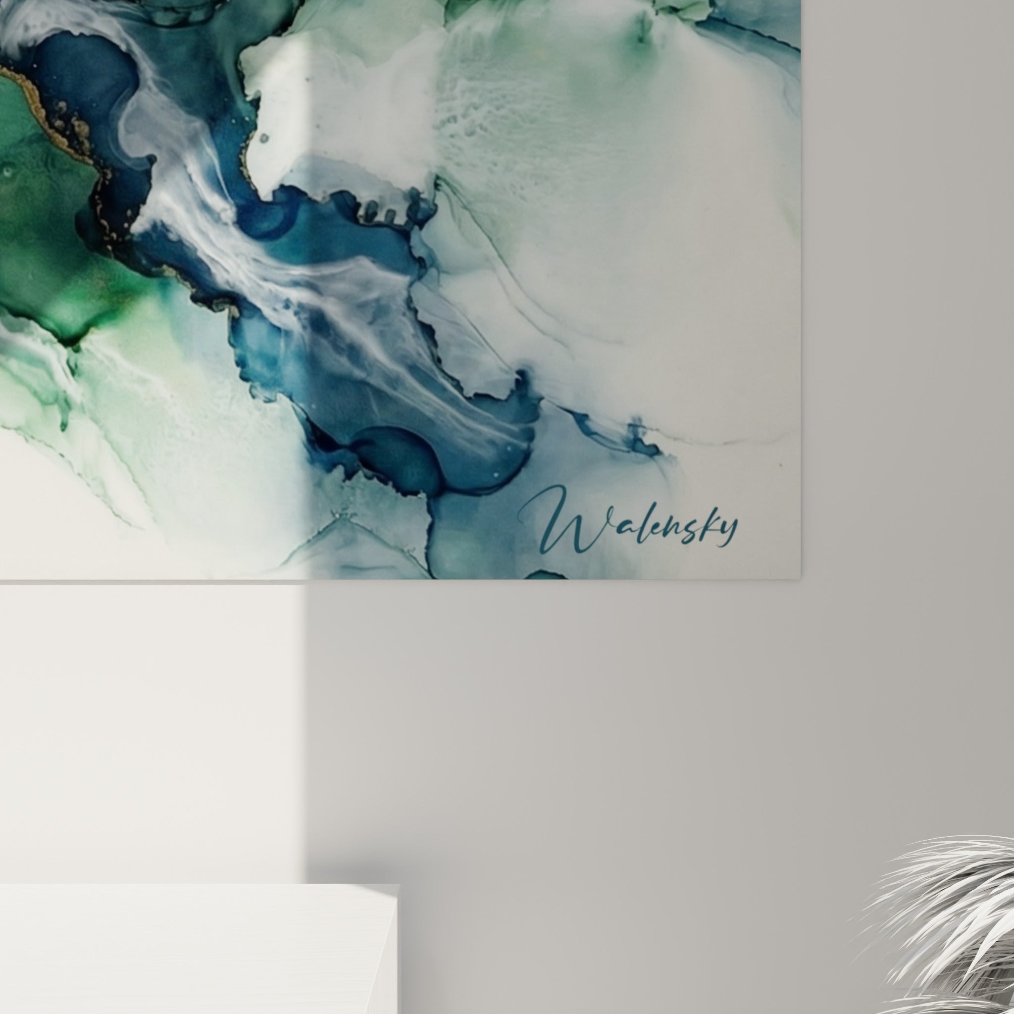 Détail des veines dorées et du grain liquide entre le bleu marine et le vert sauge de ce tableau abstrait moderne