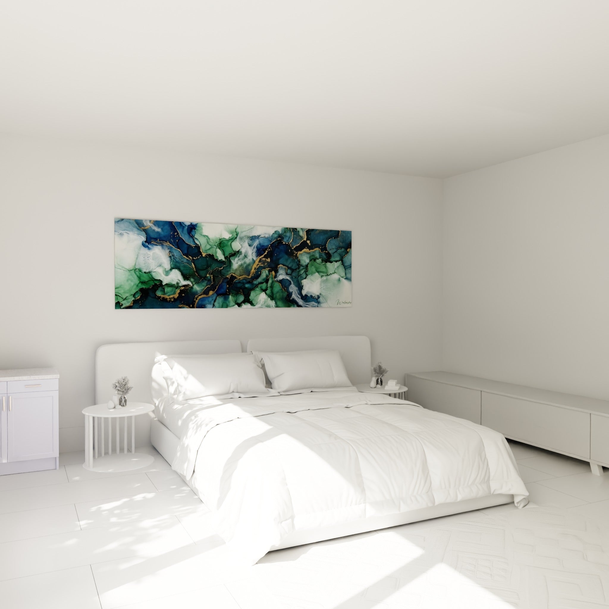 Mouvements bleu marine et vert émeraude aux reflets dorés, abstrait moderne au-dessus d'un lit dans une chambre claire