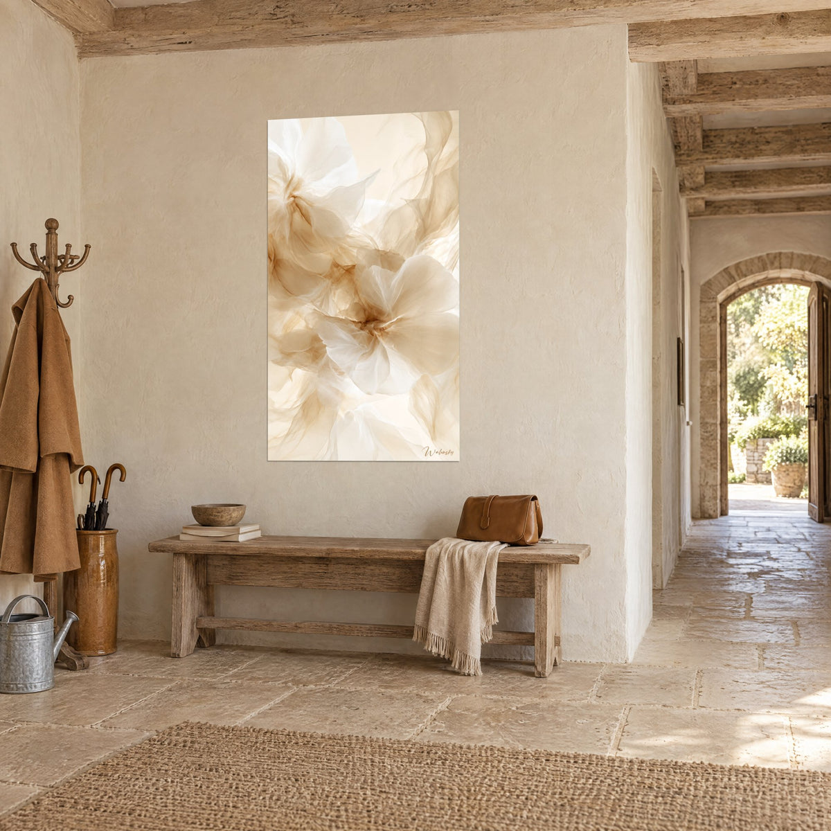 Tableau voiles de fleurs beige doré aux plis soyeux, grandes corolles blanches, accroché sur un mur de pierre, entrée d'une maison