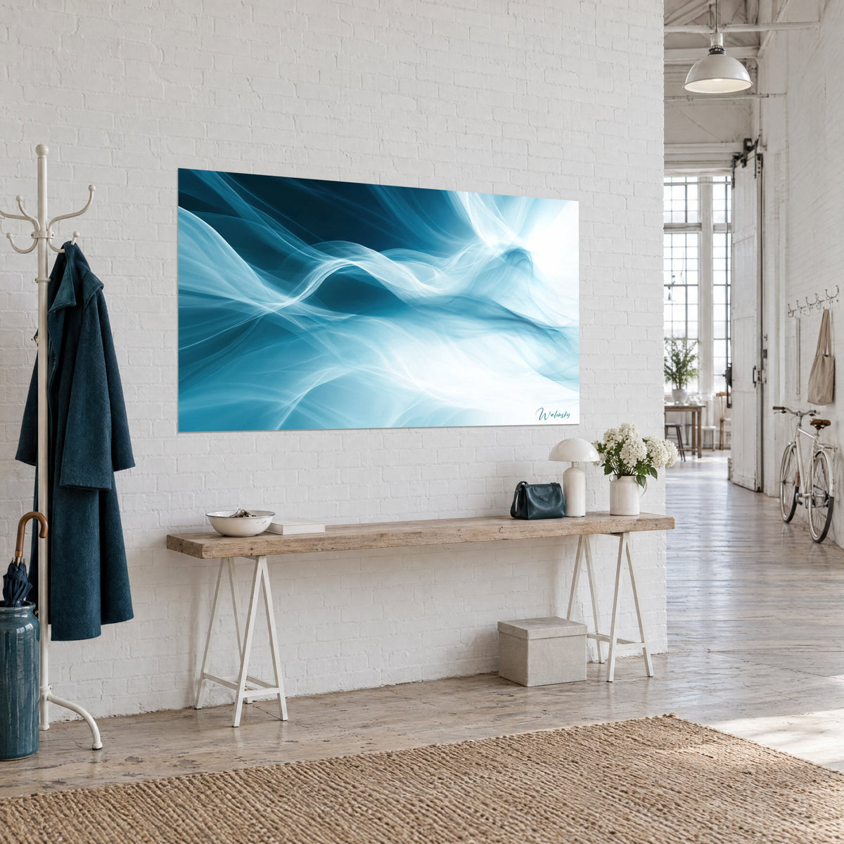 Tableau soie bleue flottante aux reflets opale, dégradé pétrole vers blanc pur, accroché au mur d'une entrée de loft