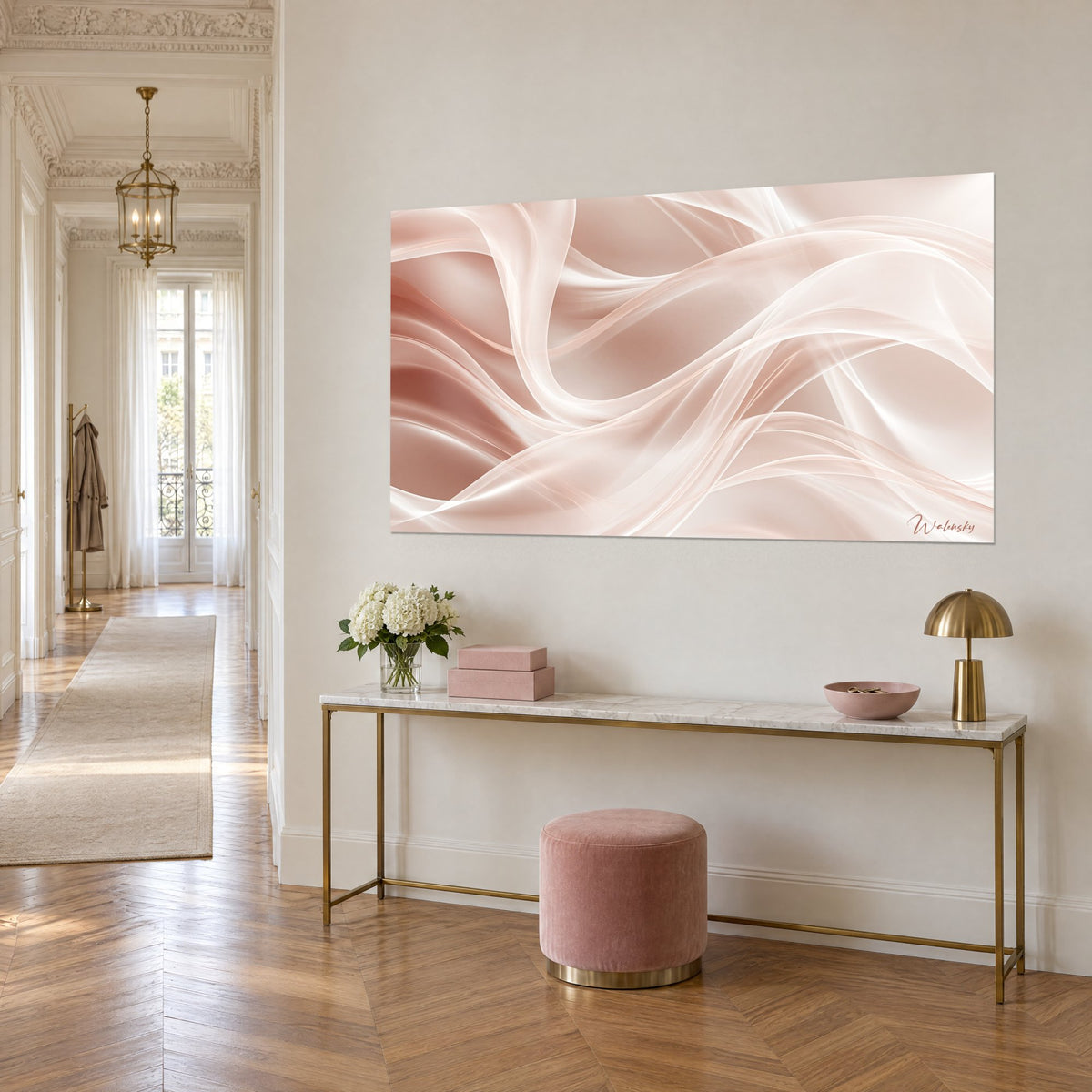 Tableau voiles translucides crème et rose poudré en courbes fluides, sur une console dorée, couloir haussmannien lumineux