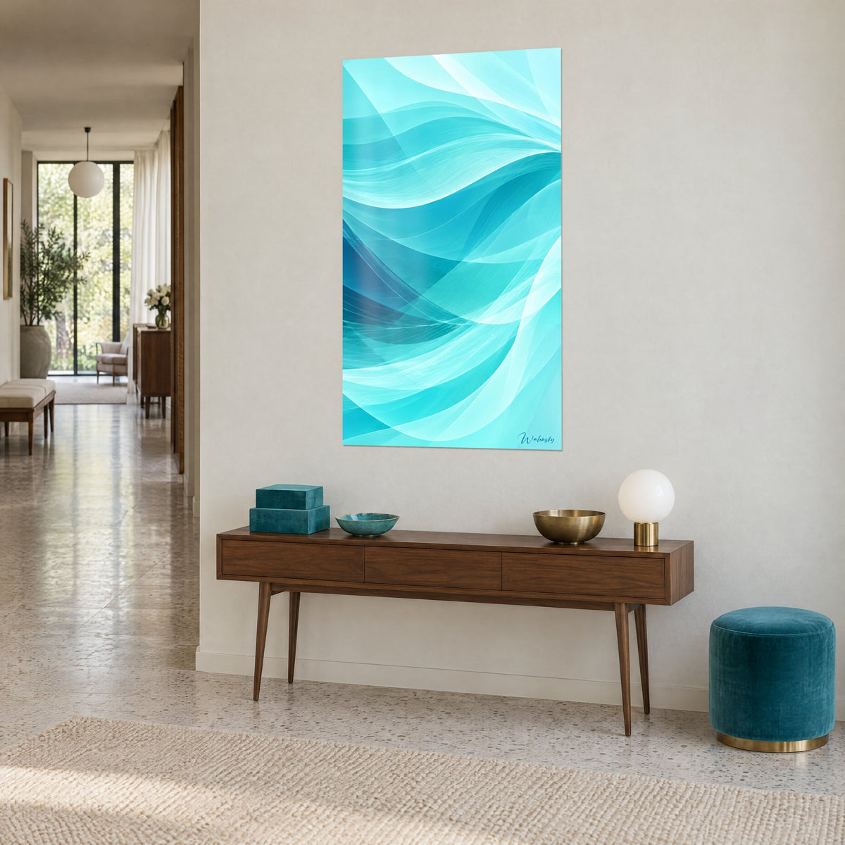 Tableau voiles fluides cyan et blanc glacé enroulés autour d'un pli sombre, vu en trois-quarts, console en bois