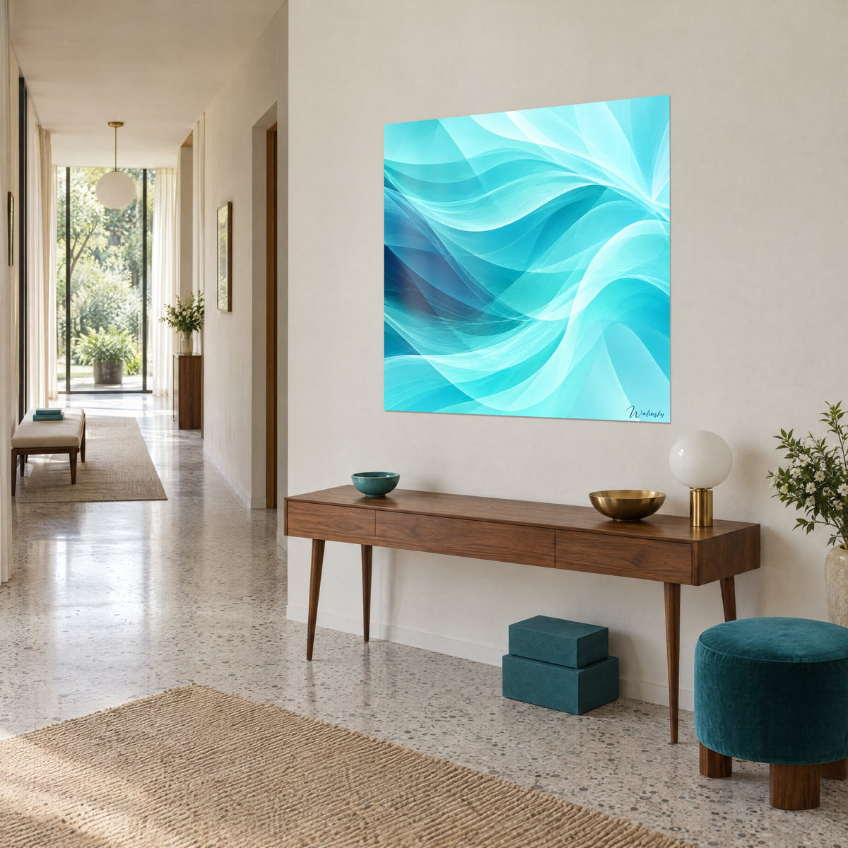 Tableau voiles ondulants cyan et bleu pétrole, reflets lumineux sur le verre, vue de trois-quarts dans un couloir clair
