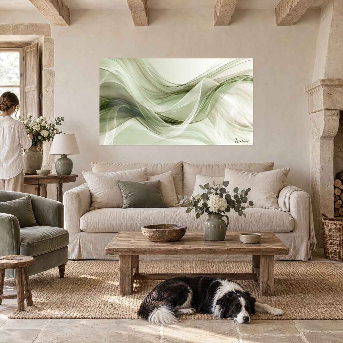 Tableau voiles de soie vert olive et blanc ondulant, signature Walensky, au-dessus d'un canapé dans un salon lumineux