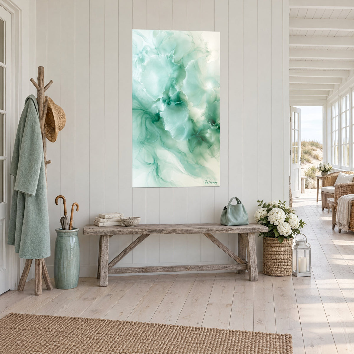 Tableau nappe diaphane vert menthe et ivoire aux volutes, face à un banc en bois clair, vue de trois-quarts, bord de mer