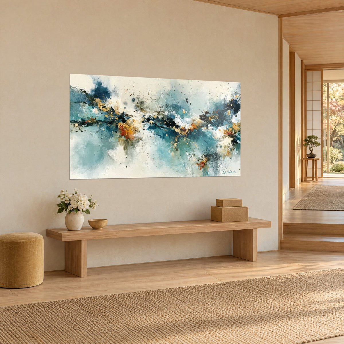 Quadro astratto di mare in tempesta in blu petrolio, bianco cremoso e tocchi di arancio bruciato, su una parete beige accanto a una panca in legno